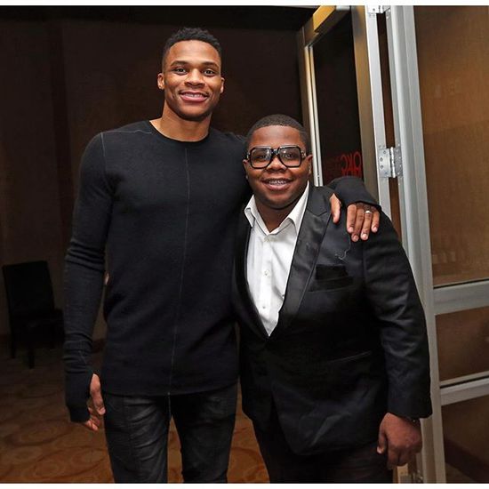 埃基蒂克助攻涉手球争议，主裁观看VAR核查（埃基蒂克助攻引发手球争议，主裁场边观看VAR回放）