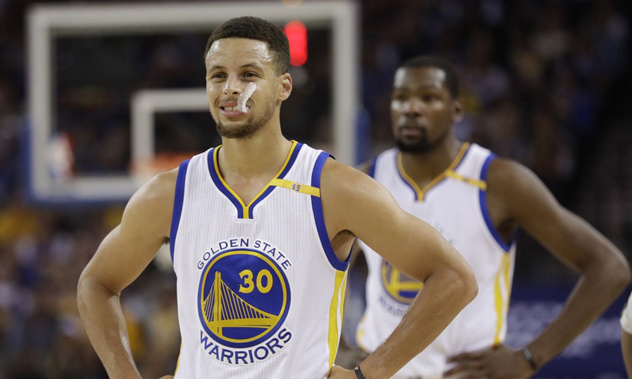 掘金约基奇豪取三双助球队连胜（约基奇三双发威，掘金延续连胜势头）