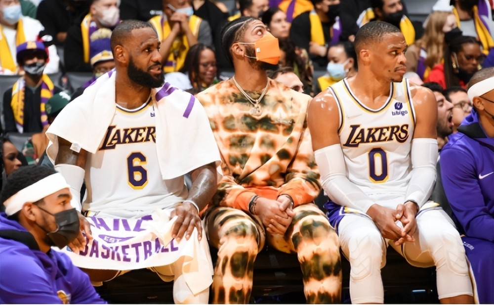 NBA：湖人遭遇惨败 浓眉受困犯规困扰（NBA：湖人惨负，浓眉深陷犯规麻烦）