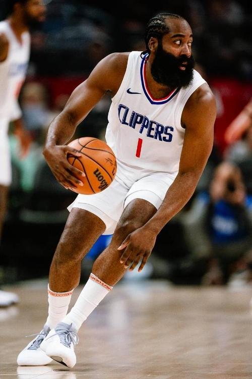 记者：德容缺席巴萨今天训练，是否出战阿拉维斯存在疑问（德容未参加巴萨今日训练，能否出战阿拉维斯成疑）