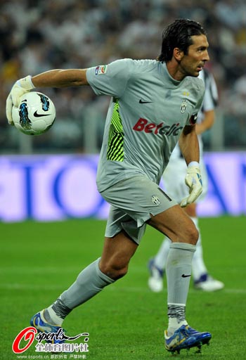 媒体人：亚泰其他工作人员好久没发薪了，坚持岗位是为爱发电（记者称亚泰多名员工久未领薪，仍因热爱坚守岗位）