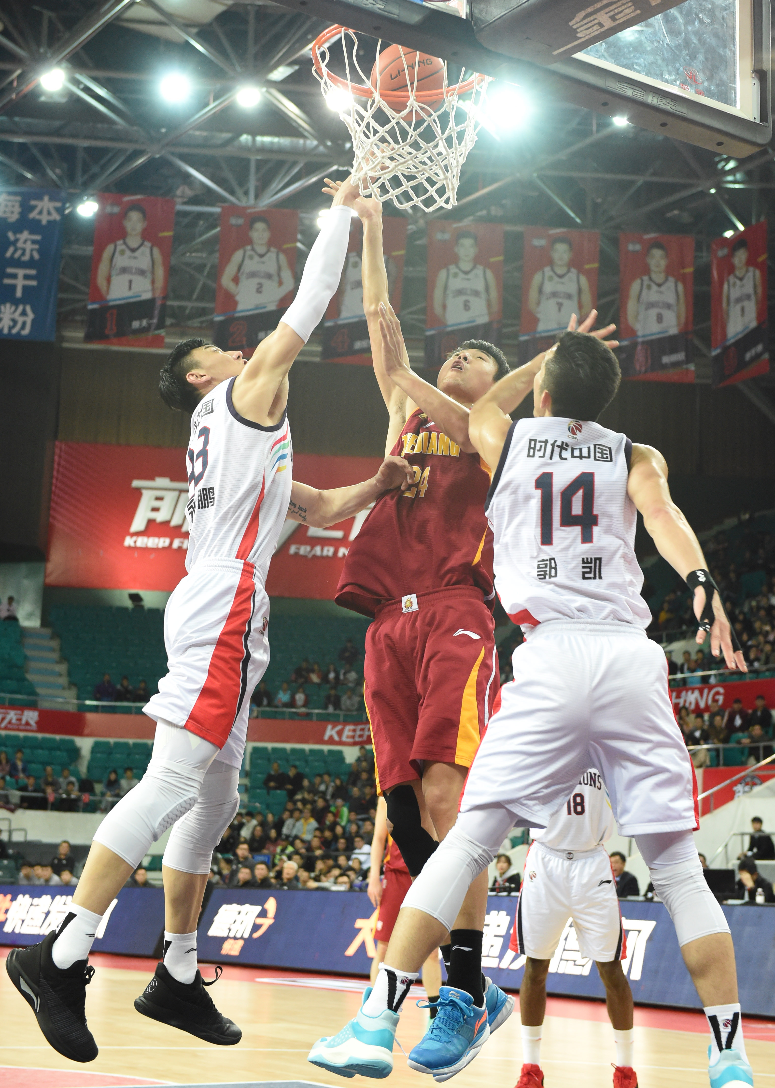 三连冠！上海海港加冕2025赛季中超冠军，摘下队史中超第四星（三连霸！上海海港问鼎2025中超，队史第四星到手）