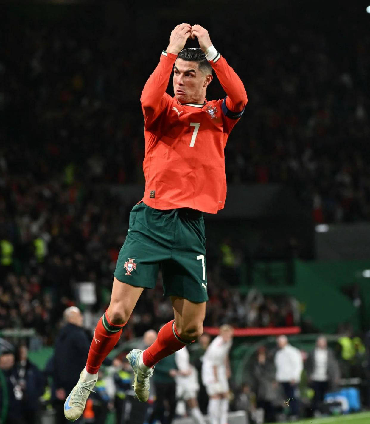 随海港夺冠，亚历斯祖成为首位夺得中超冠军的中国香港球员（海港加冕，亚历斯祖成中国香港首位中超冠军球员）