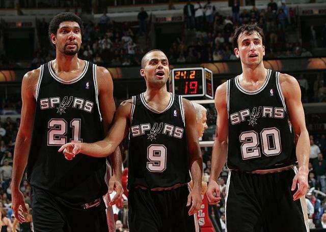 镜报：麦克托米奈上赛季意甲收官战亲签球衣成交价超2.4万欧（镜报称：麦克托米奈上赛季意甲末轮亲签球衣拍卖价超2.4万欧）