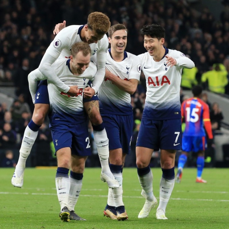 理性追星，新鹏城vs成都赛后有球迷跳下看台与韦世豪合影（理性追星：新鹏城对成都赛后球迷翻越看台与韦世豪合影）